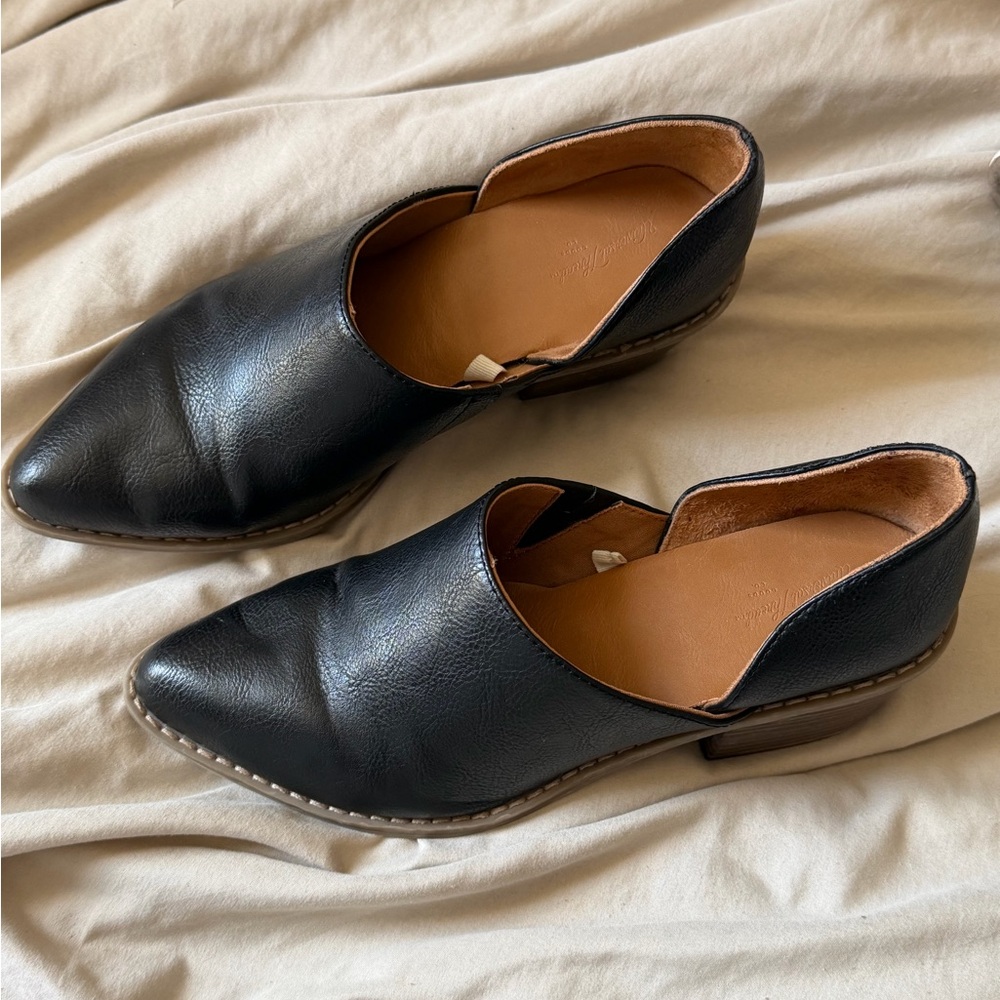 Universal Threasa Black Leather Women's Shoes size 7
